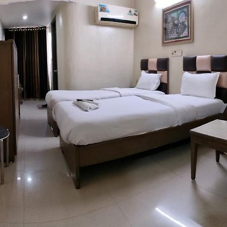 Hotel Zenith Сурат Екстериор снимка
