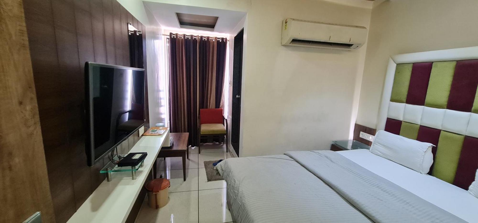 Hotel Zenith Сурат Екстериор снимка