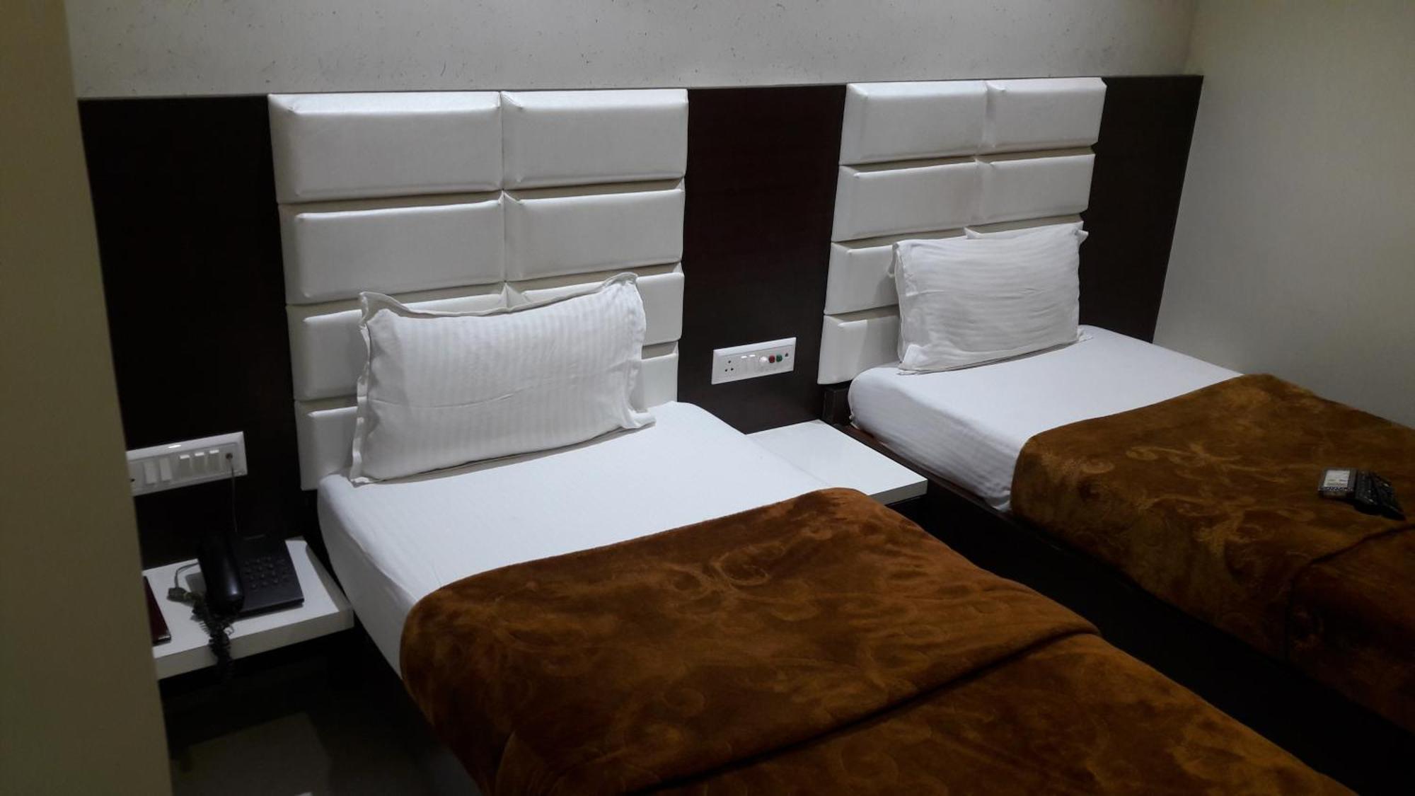 Hotel Zenith Сурат Екстериор снимка