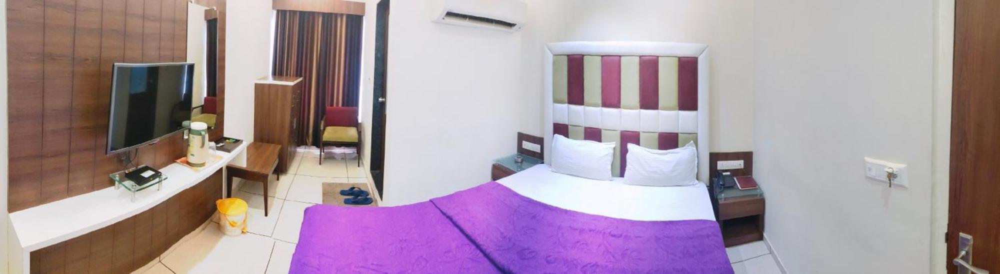 Hotel Zenith Сурат Екстериор снимка