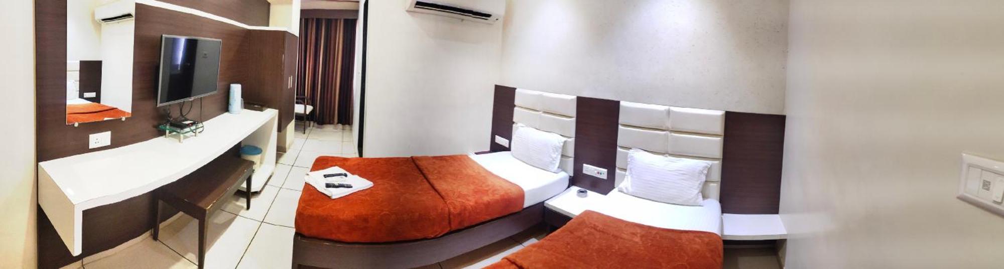 Hotel Zenith Сурат Екстериор снимка