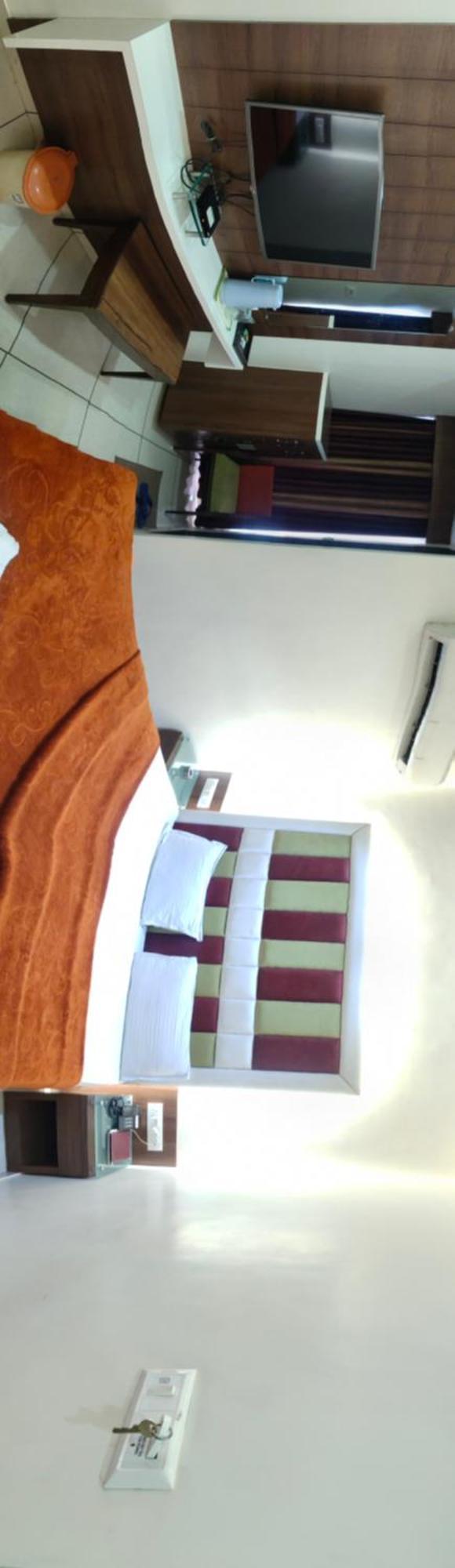 Hotel Zenith Сурат Екстериор снимка