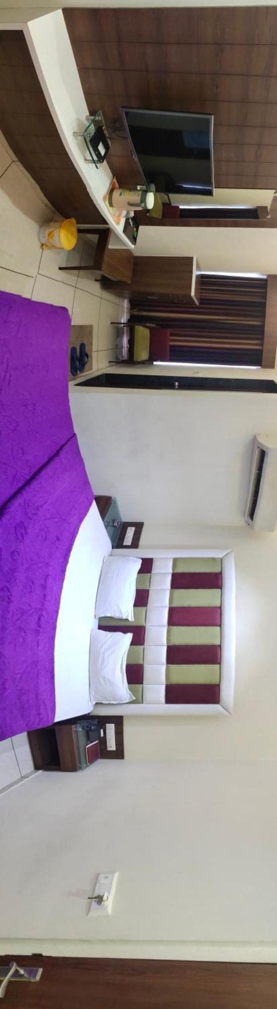 Hotel Zenith Сурат Екстериор снимка