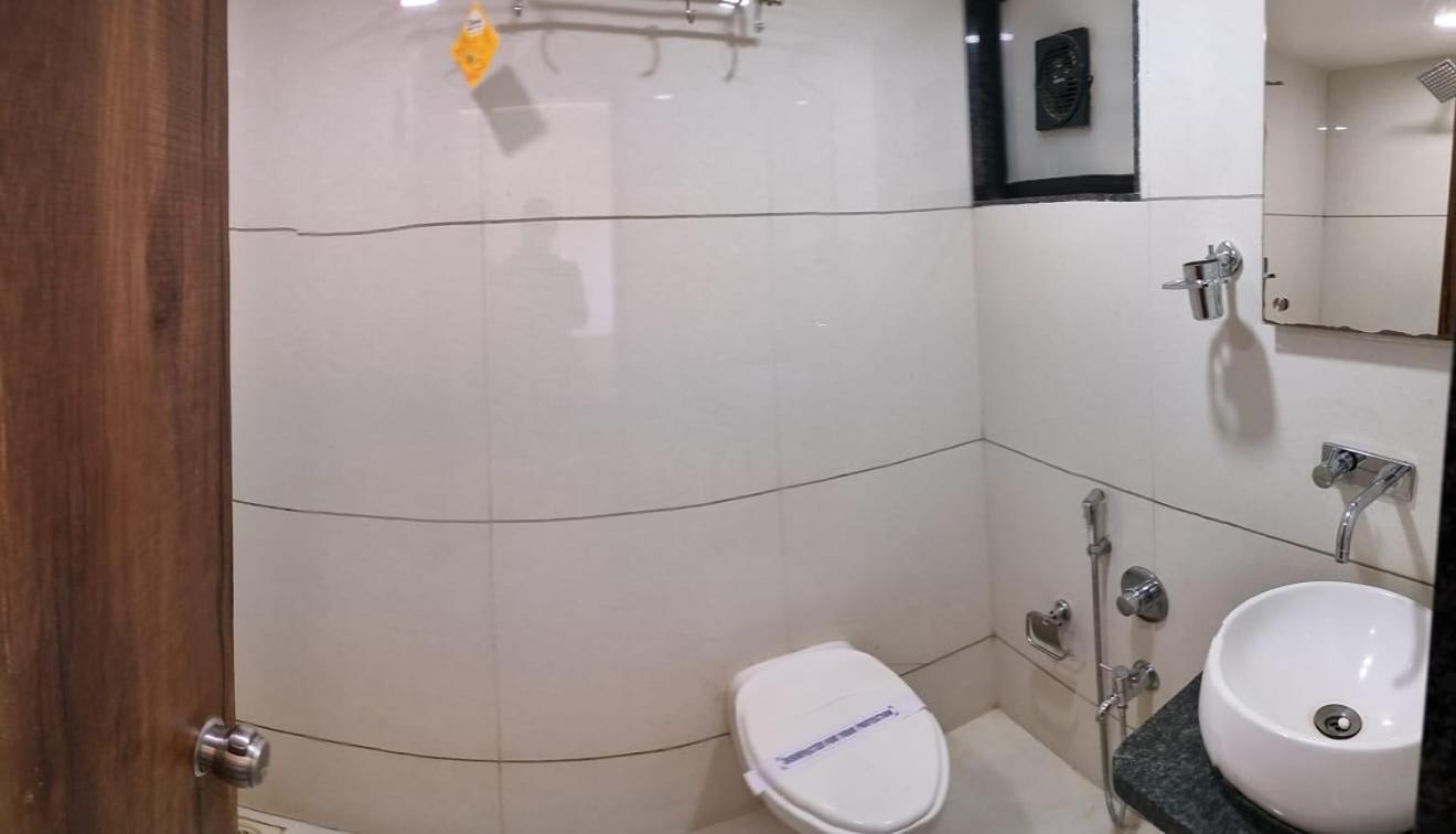 Hotel Zenith Сурат Екстериор снимка