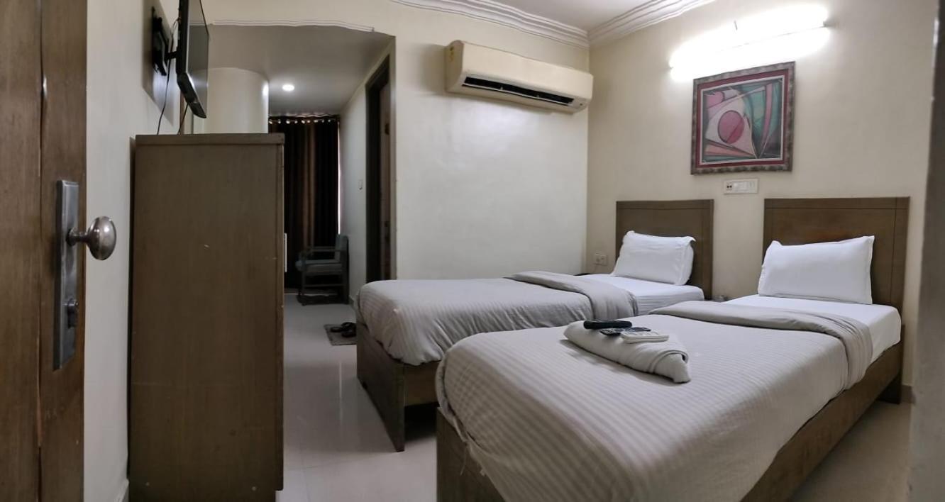 Hotel Zenith Сурат Екстериор снимка