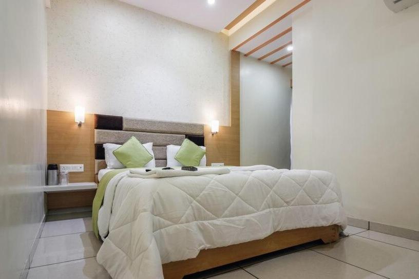 Hotel Zenith Сурат Екстериор снимка
