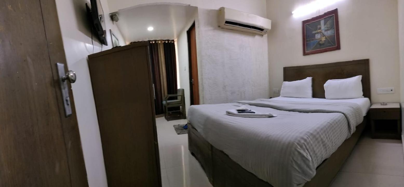 Hotel Zenith Сурат Екстериор снимка
