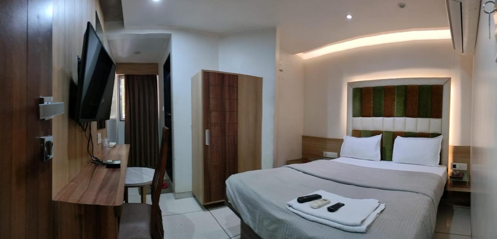 Hotel Zenith Сурат Екстериор снимка