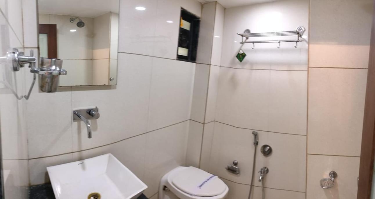 Hotel Zenith Сурат Екстериор снимка