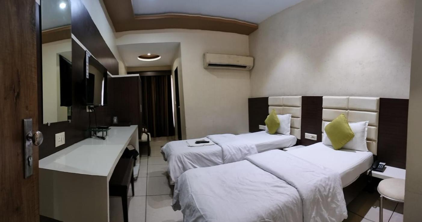 Hotel Zenith Сурат Екстериор снимка