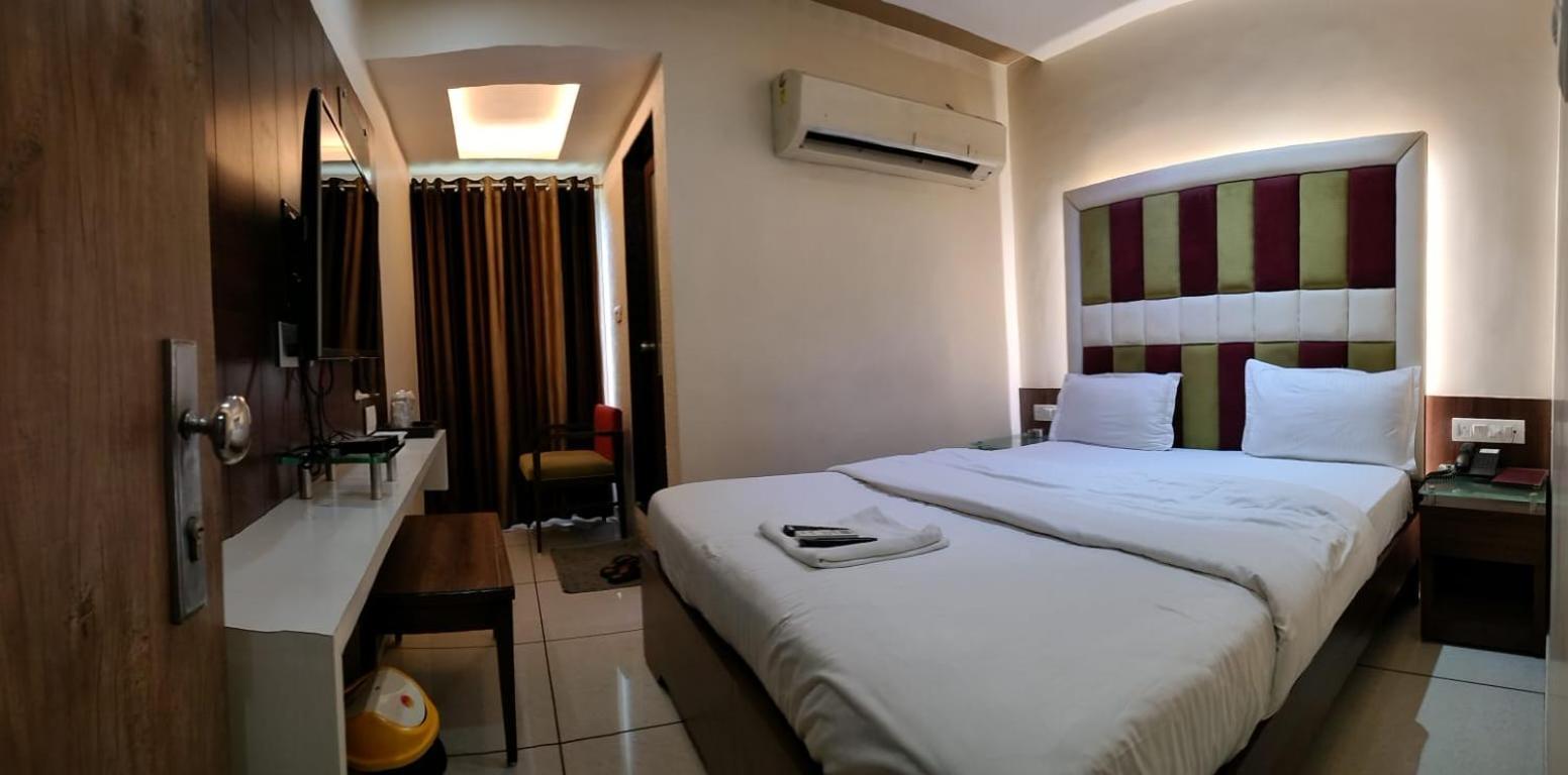 Hotel Zenith Сурат Екстериор снимка