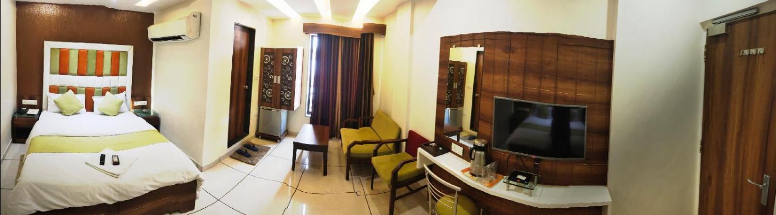 Hotel Zenith Сурат Екстериор снимка