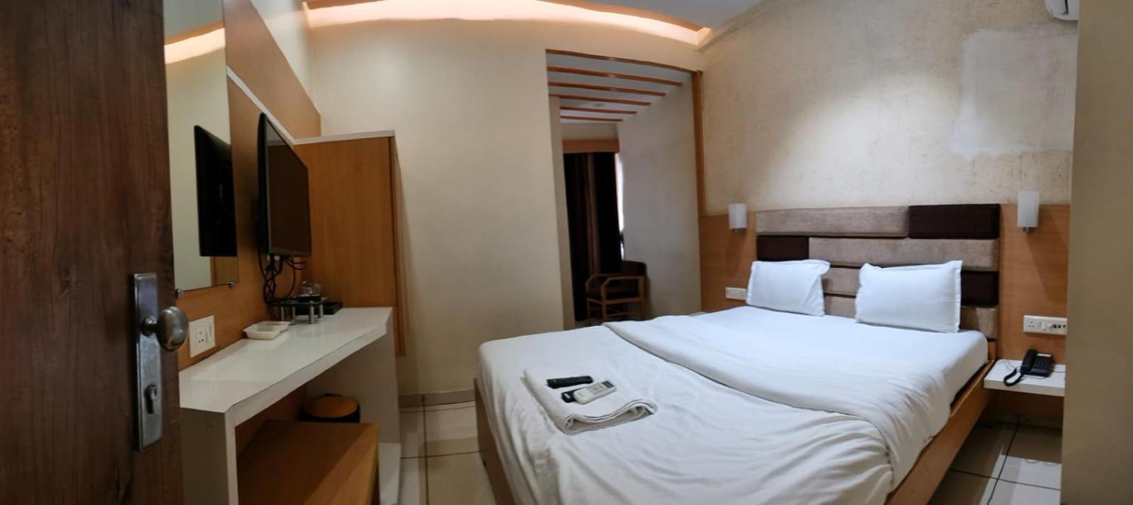 Hotel Zenith Сурат Екстериор снимка