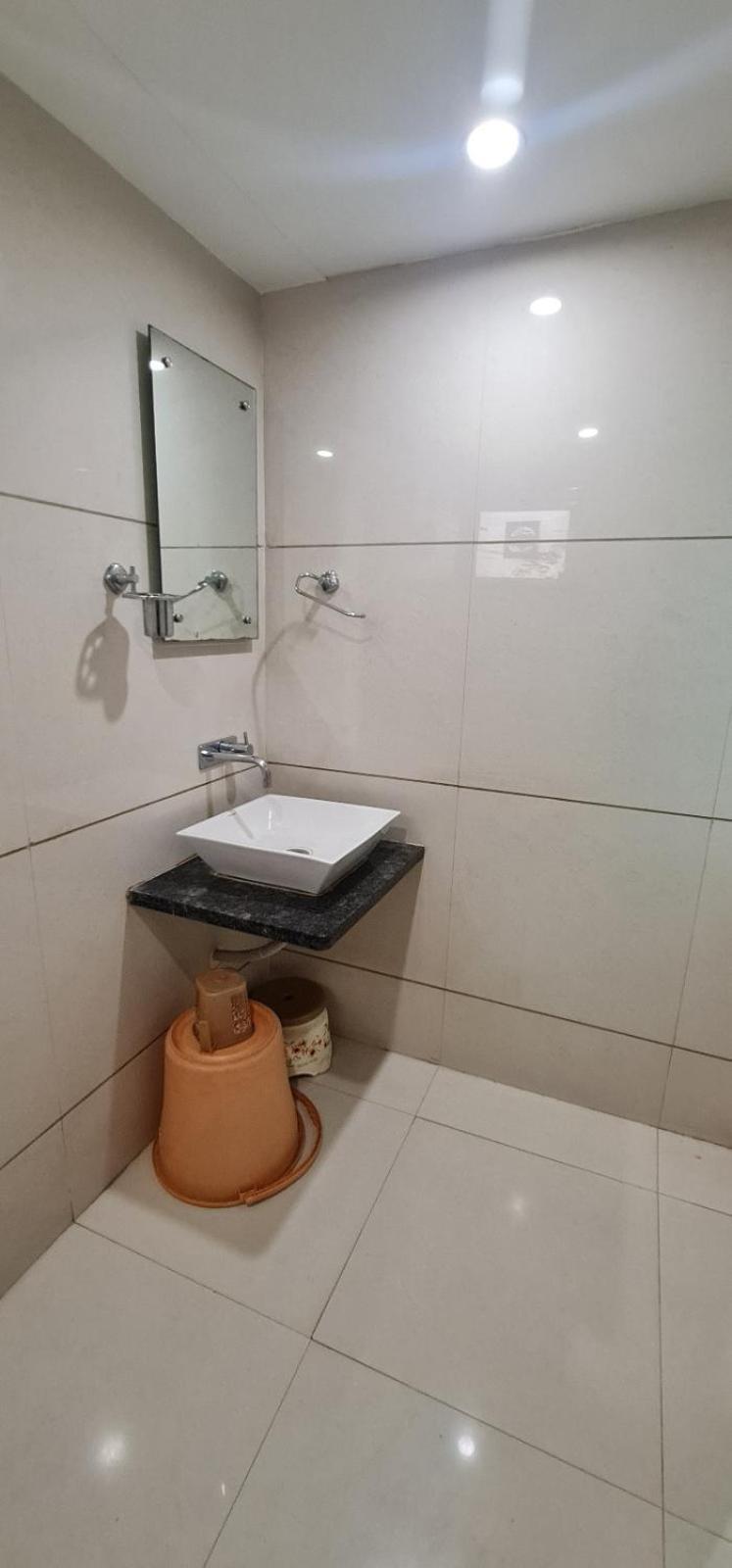 Hotel Zenith Сурат Екстериор снимка