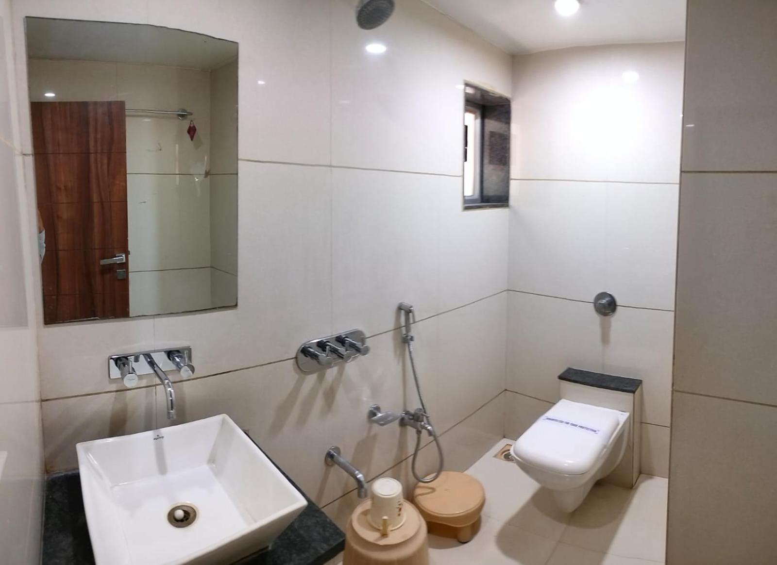 Hotel Zenith Сурат Екстериор снимка