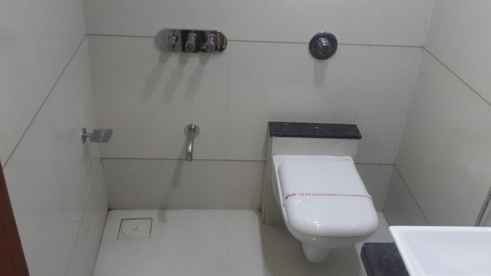 Hotel Zenith Сурат Екстериор снимка