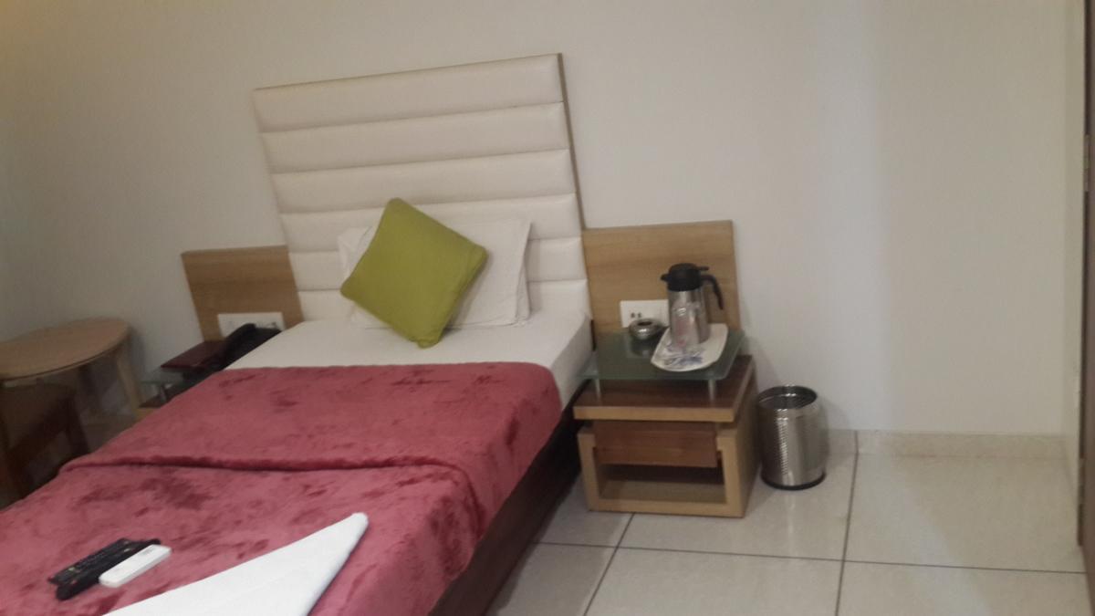 Hotel Zenith Сурат Екстериор снимка