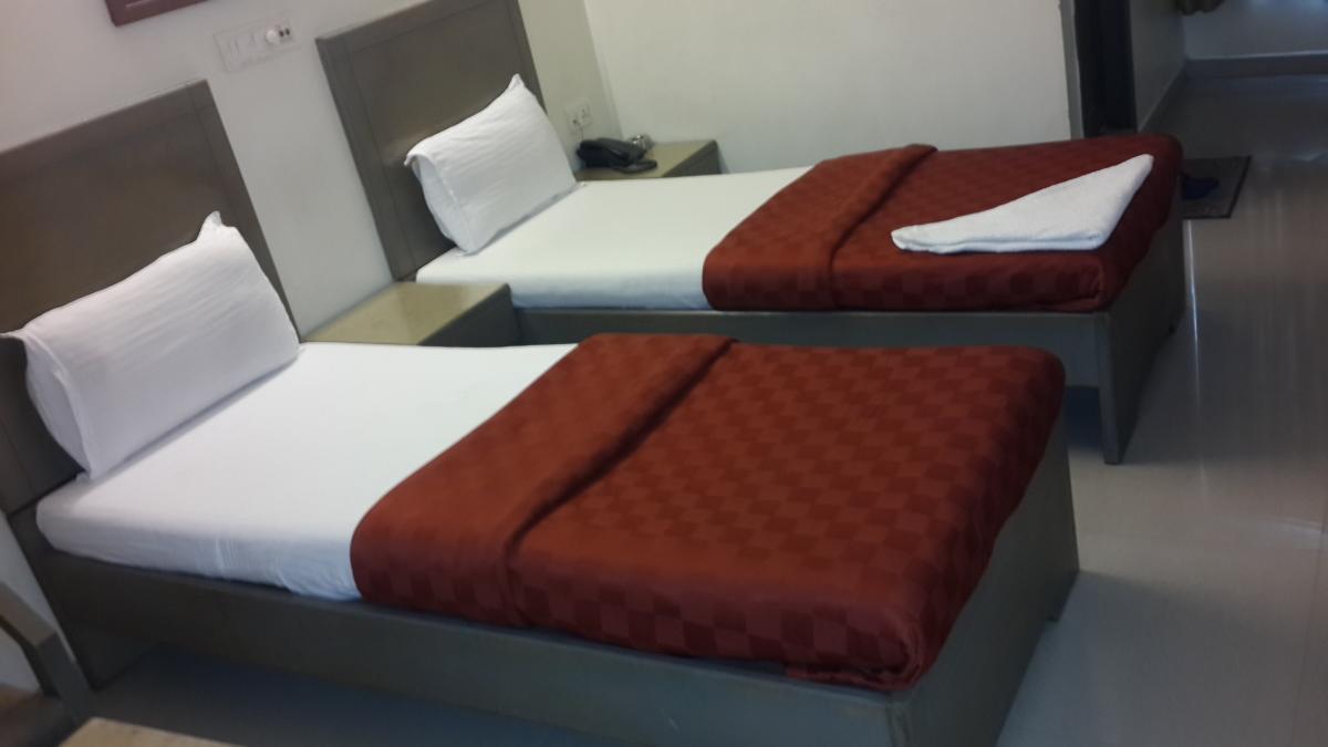 Hotel Zenith Сурат Екстериор снимка
