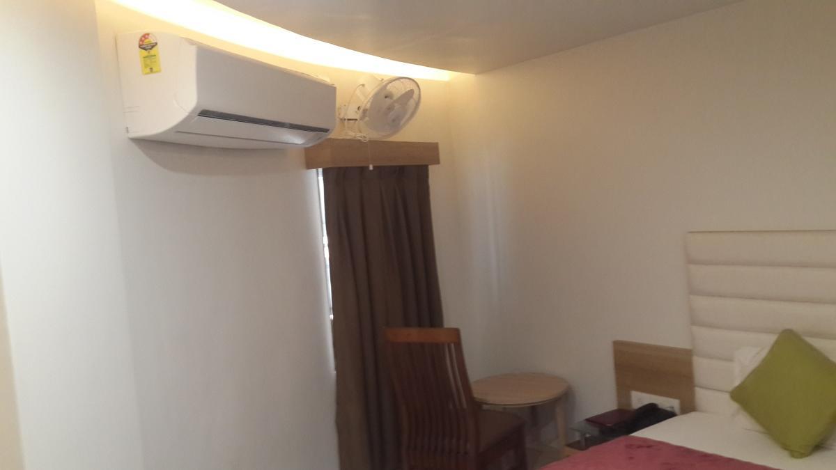 Hotel Zenith Сурат Екстериор снимка