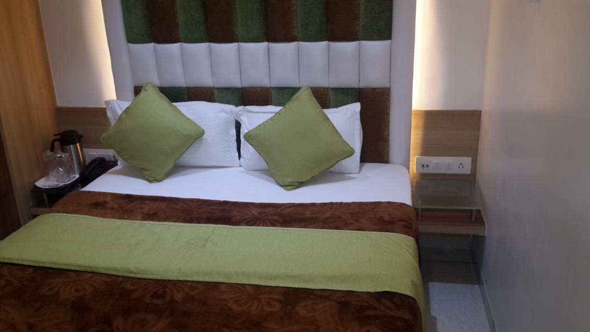 Hotel Zenith Сурат Екстериор снимка