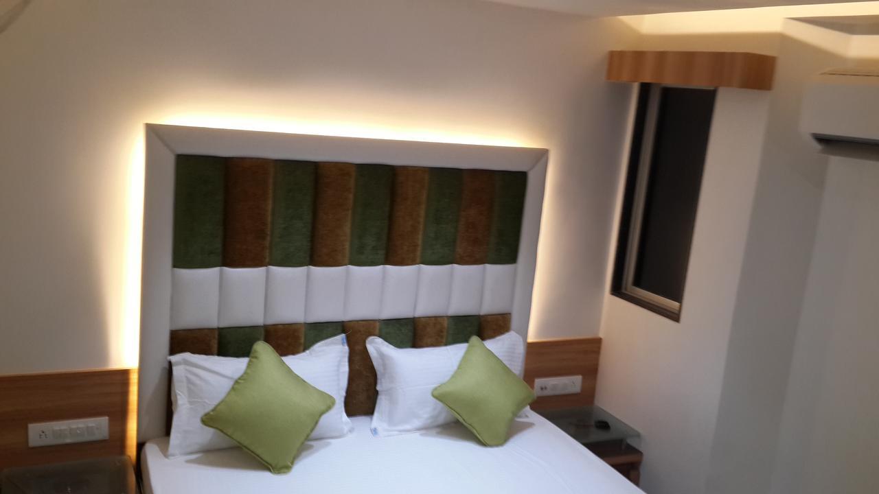 Hotel Zenith Сурат Екстериор снимка