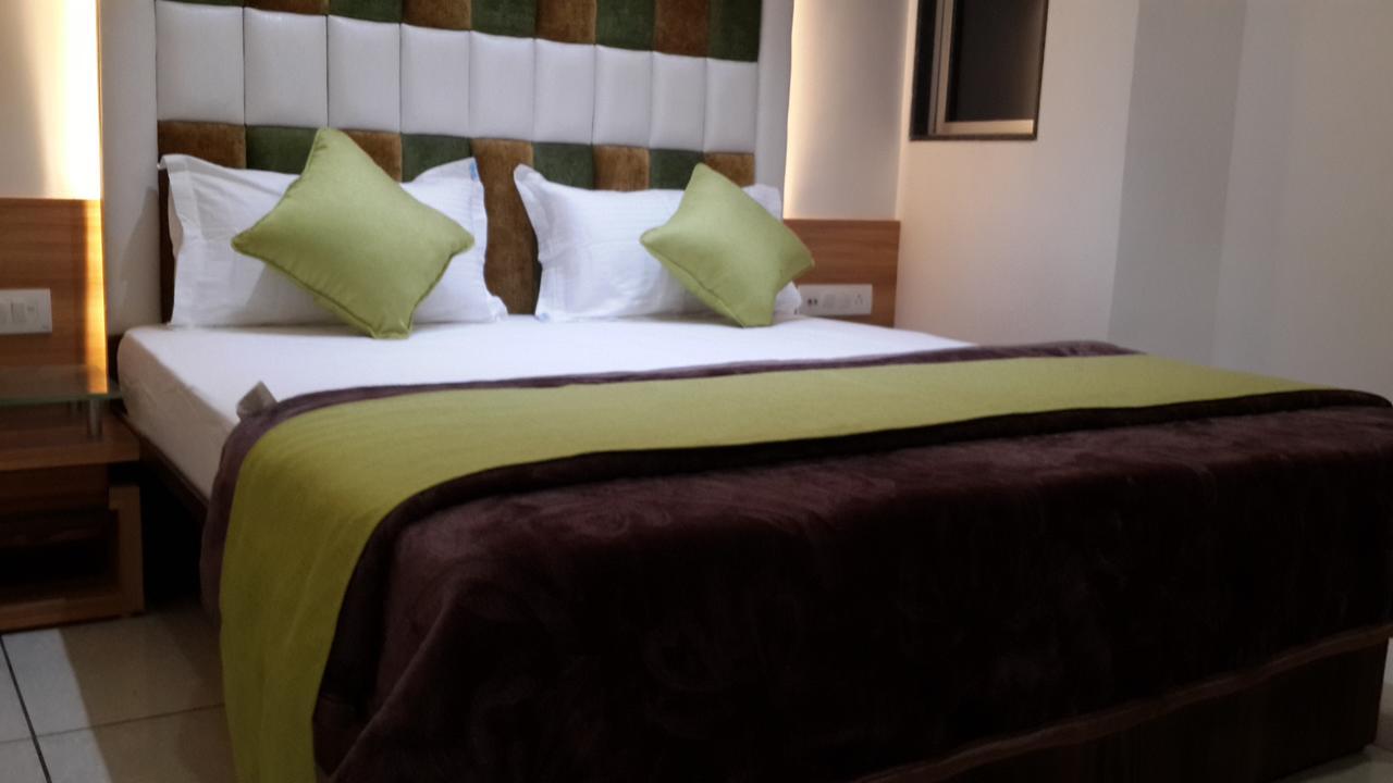 Hotel Zenith Сурат Екстериор снимка