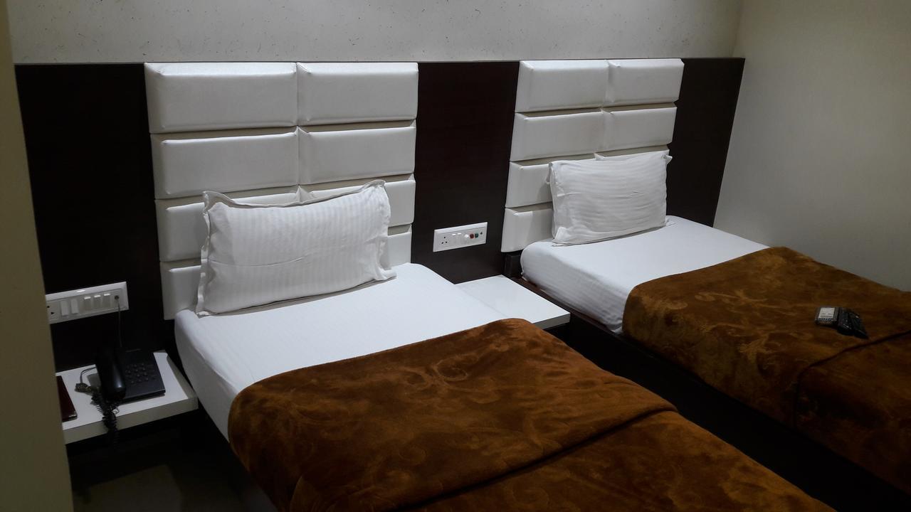Hotel Zenith Сурат Екстериор снимка