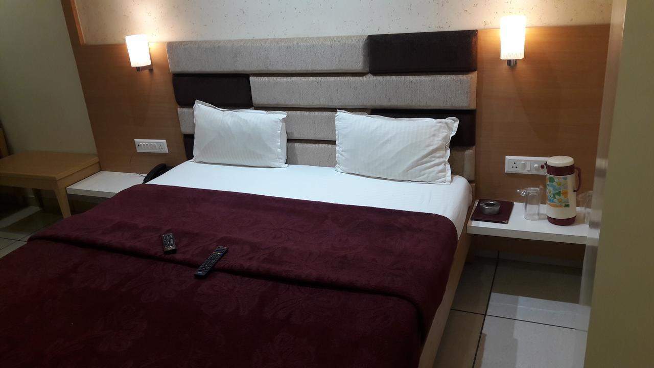 Hotel Zenith Сурат Екстериор снимка