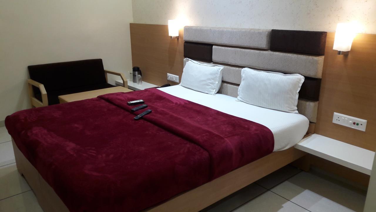 Hotel Zenith Сурат Екстериор снимка