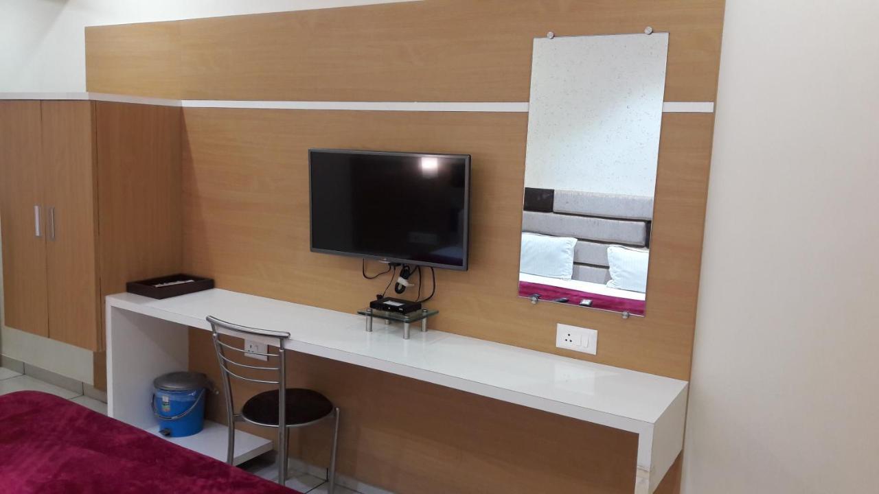 Hotel Zenith Сурат Екстериор снимка