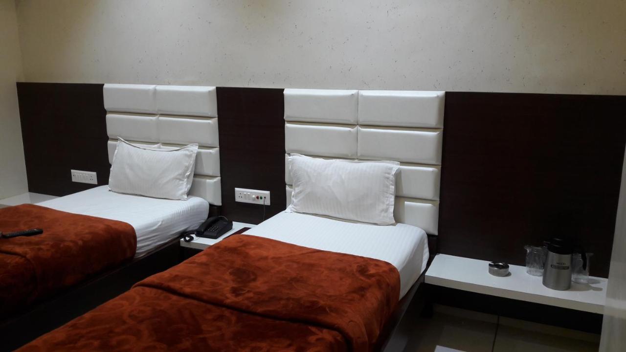 Hotel Zenith Сурат Екстериор снимка