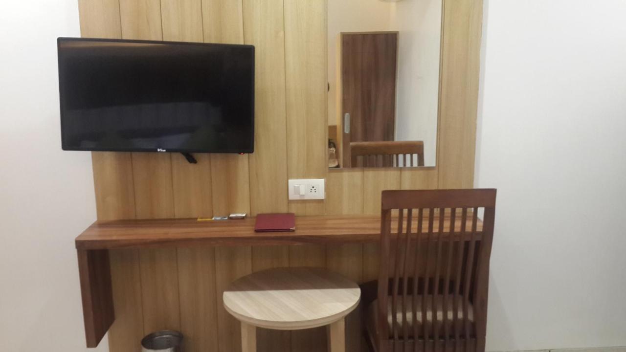 Hotel Zenith Сурат Екстериор снимка