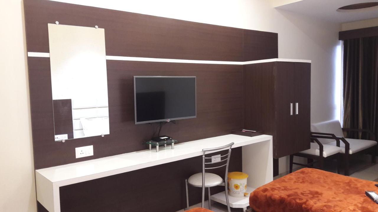 Hotel Zenith Сурат Екстериор снимка